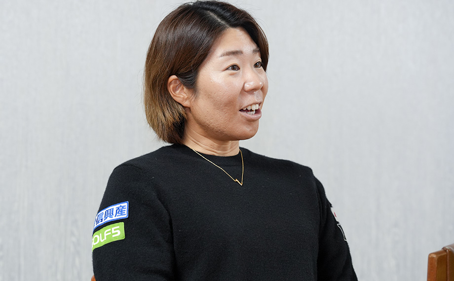 インタビューを受ける穴井の横顔