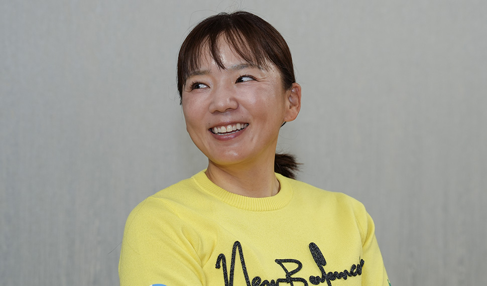 インタビューを受ける笑顔の有村