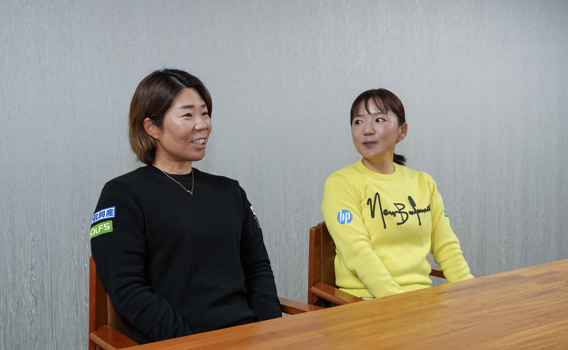 穴井と有村が椅子に座って仲良くインタビューを受ける様子