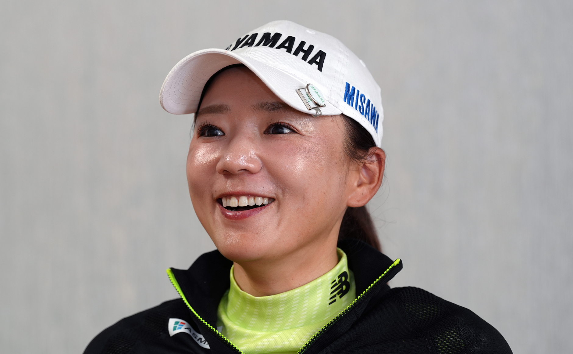 インタビュアーに向かって笑顔で取材を受ける有村