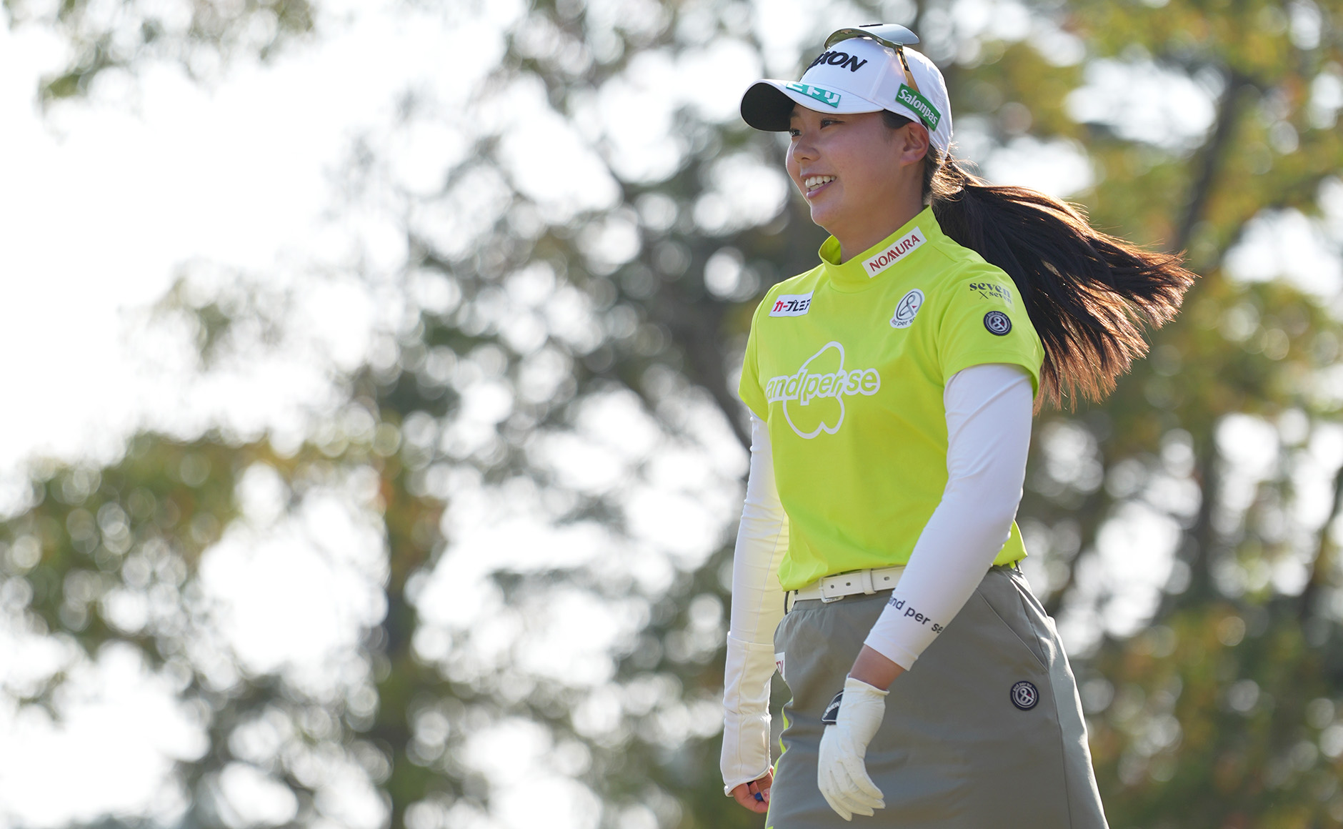 風に吹かれて髪がなびく菅楓華