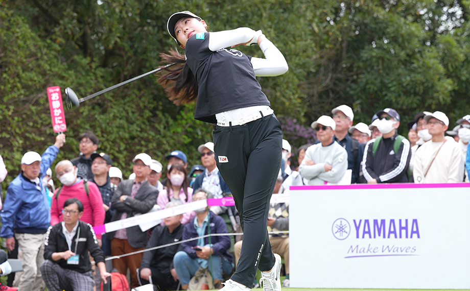 ティーショットを放つ菅楓華と、その背景を埋め尽くす大勢のギャラリー